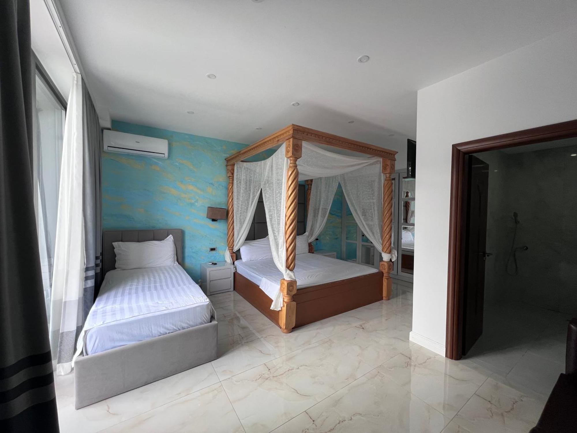 Victoria Hotel 4*